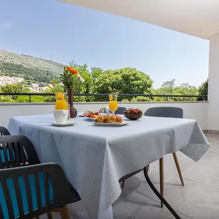 Sunny Side Apartment *
